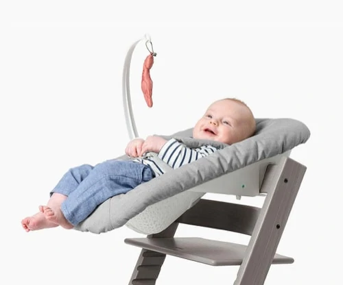 Ein Babysitz als Stuhlaufsatz